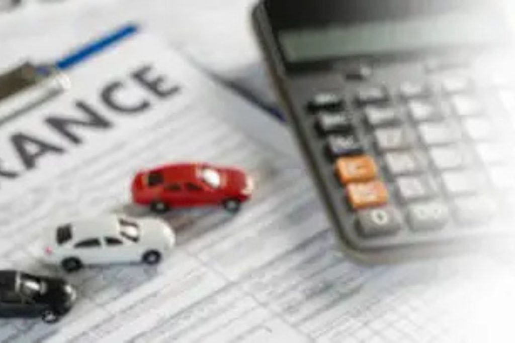 Driver comparing affordable car insurance quotes online to find the best coverage and lower premiums in 2025.